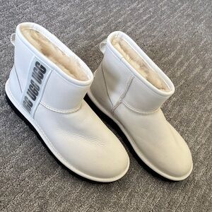 NWT - size 6 - UGG Cream Ankle Boots with Logo. Real inside fur lined. Beautiful